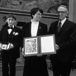 10 grudnia 1983 r. Danuta Wałęsowa odbiera - w zastępstwie męża - Pokojową Nagrodę Nobla