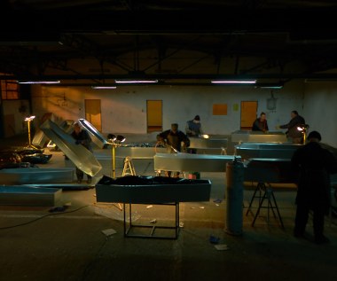 10 kwietnia 2010 roku rządowy samolot Tupolew 154 z Prezydentem RP Lechem Kaczyńskim i towarzyszącymi mu 95 osobami – członkami oficjalnej delegacji zmierzającej do Katynia – ulega katastrofie w Smoleńsku.