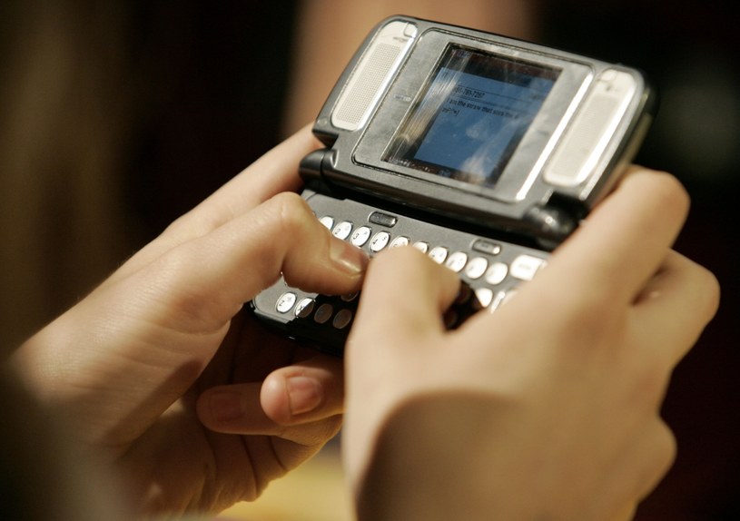 10 lat temu na rynku nie brakowało telefonów z dużymi klawiaturami - wszystko po to, aby szybciej pisać m.in. SMS-y /AFP