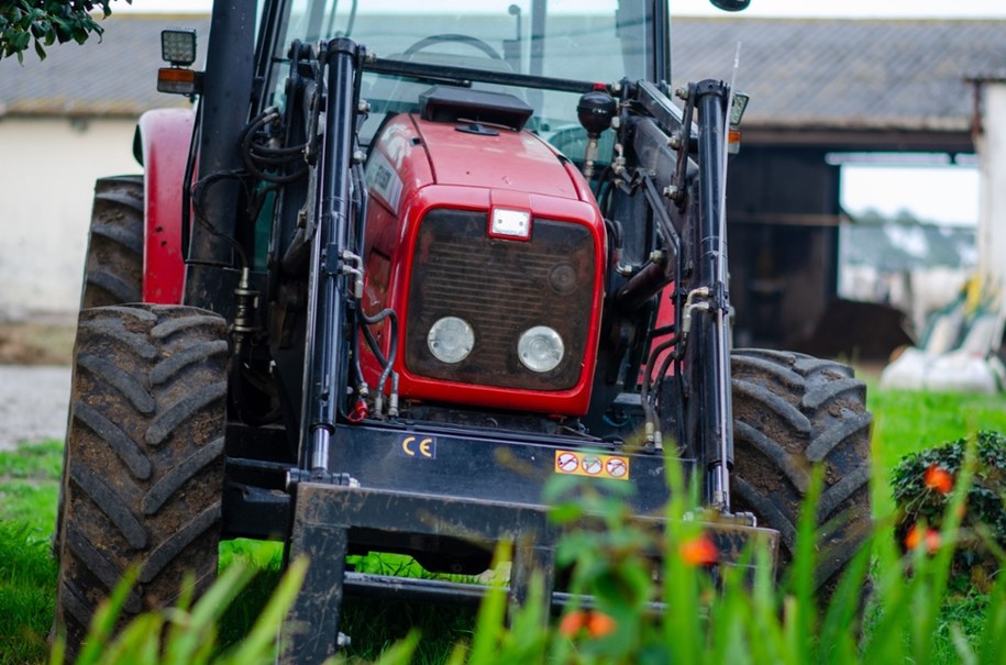 10-latek uruchomił traktor i wpadł pod koła. Dramat pod Kielcami (zdjęcie ilustracyjne) /Shutterstock