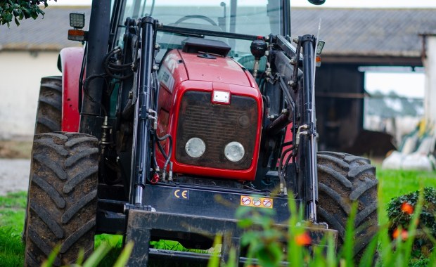 10-latek uruchomił traktor i wpadł pod koła. Dramat pod Kielcami 