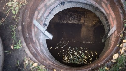 10-latek wpadł do głębokiej na 24 m studzienki. Ma otwarte złamanie nogi