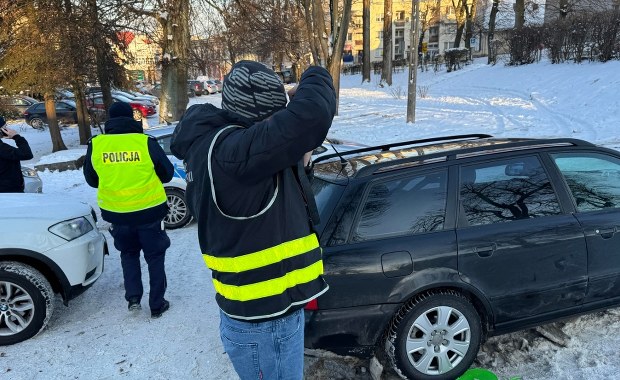 10-latek zderzył się z autem, zjeżdżając z górki. Trafił do szpitala