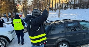 10-latek zderzył się z autem, zjeżdżając z górki. Trafił do szpitala