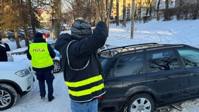 10-latek zderzył się z autem, zjeżdżając z górki. Trafił do szpitala