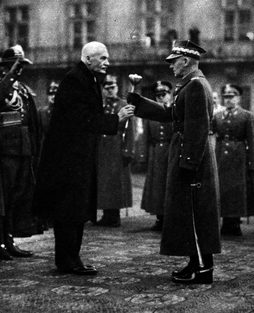 10 listopada 1936 r. Edward Śmigły-Rydz otrzymuje buławę marszałkowską od prezydenta Ignacego Mościckiego /Piotr Mecik