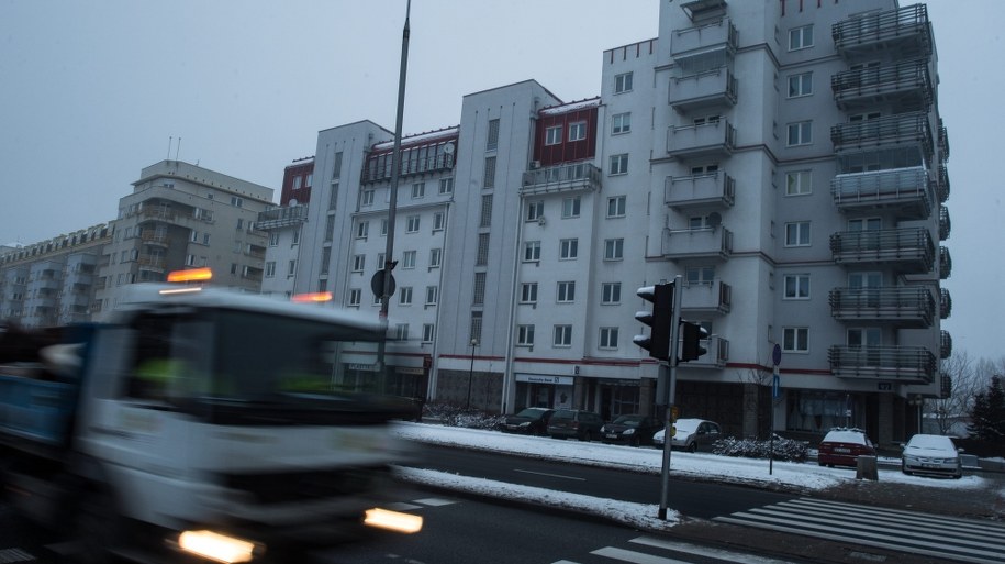 10 lutego wchodzi w życie drastyczna podwyżka czynszu mieszkań komunalnych /Jacek Turczyk /PAP