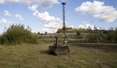 10-metrowy strażnik frontu. Ukraina wdraża autonomiczne roboty "Bluszcz" 