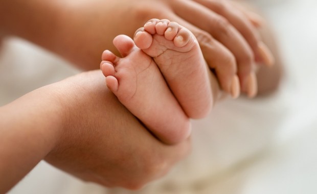 10-miesięczne niemowlę z obrażeniami w szpitalu