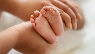 10-miesięczne niemowlę z obrażeniami w szpitalu