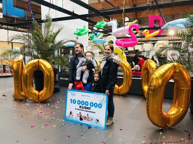 10-milionowy klient Aquaparku "Fala" w Łodzi - pan Michał wraz z rodziną /Agnieszka Wyderka /RMF FM