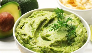 10-minutowa pasta z awokado. Solidna porcja energii i witamin, można jeść bez chleba