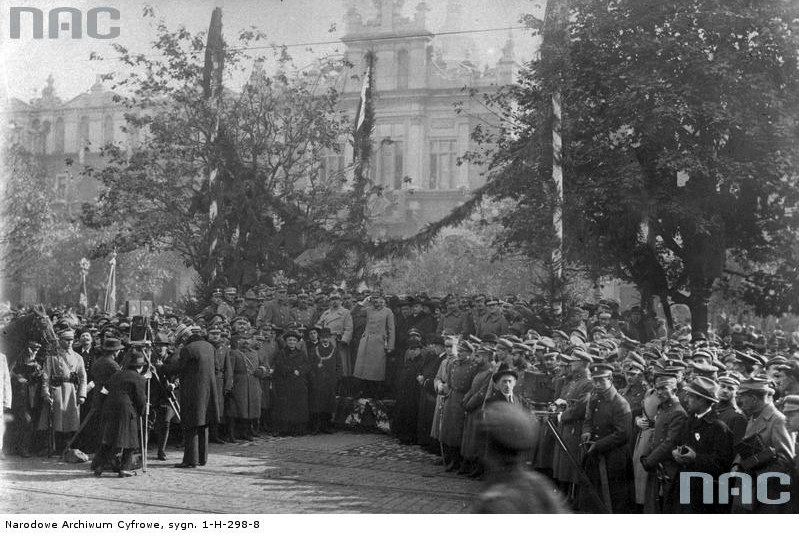 10 października 1919 r. Święto Zjednoczenia Armii Polskiej - uroczystości w Krakowie. Pośrodku, obok siebie, Naczelnik Józef Piłsudski i gen. Józef Haller /Z archiwum Narodowego Archiwum Cyfrowego