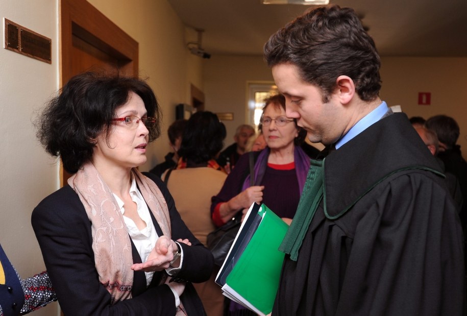 10 października 2011 roku. Małgorzata Niemen rozmawia z adwokatem w Sądzie Okręgowym w Poznaniu /Jakub Kaczmarczyk /PAP
