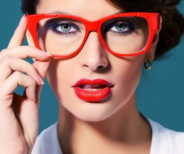10 porad makijażowych dla dziewczyn noszących okulary