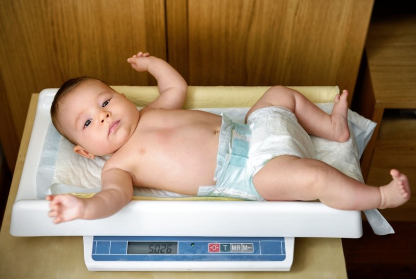 10 procent - tyle na wadze traci noworodek w drugiej dobie po porodzie (to tzw. fizjologiczny spadek wagi) /123RF/PICSEL