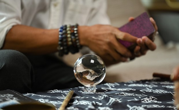 10 przepowiedni, które zmrożą ci krew w żyłach. Co czeka nas w 2026 roku według "Żyjącego Nostradamusa"?