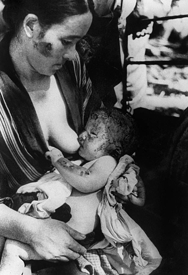 10 sierpnia 1945 r., Hiroszima: Matka karmi swoje dziecko /AFP