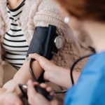 10 sygnałów od ciała, że za mało śpisz. W ogóle nie kojarzą się ze zmęczeniem