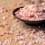 10 zalet różowej soli himalajskiej, o których musisz wiedzieć