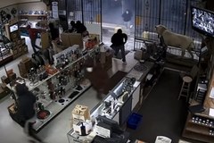 10 zamaskowanych mężczyzn okradło sklep z bronią. Zajęło im to dwie minuty 