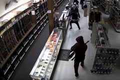 10 zamaskowanych mężczyzn okradło sklep z bronią. Zajęło im to dwie minuty 