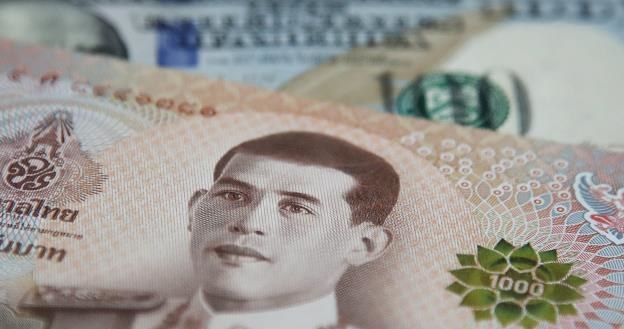 100 dolarów amerykańskich (na drugim planie) i 1000 batów /EPA