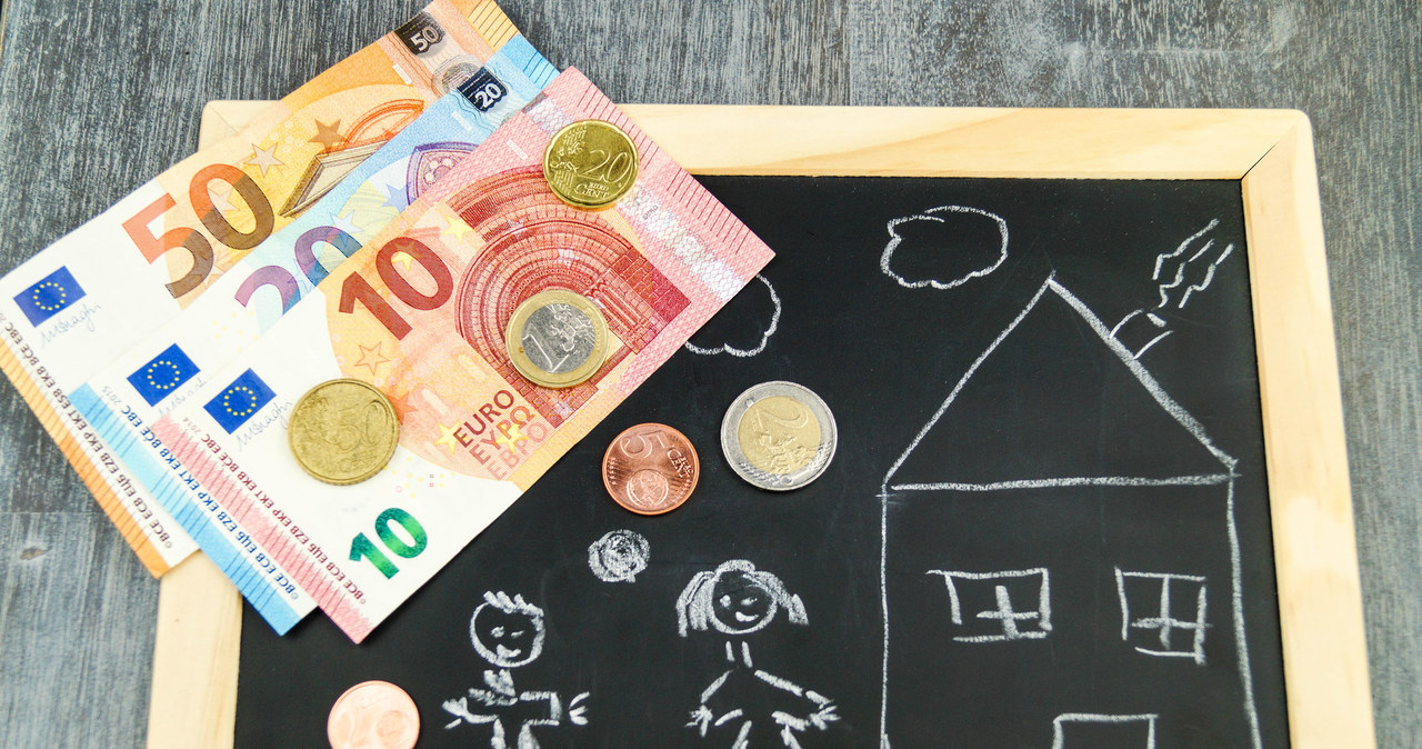 100 euro na każde dziecko, które nie ukończyło 18 roku życia kosztowałoby hiszpański budżet ponad 9,5 mld euro. /123RF/PICSEL