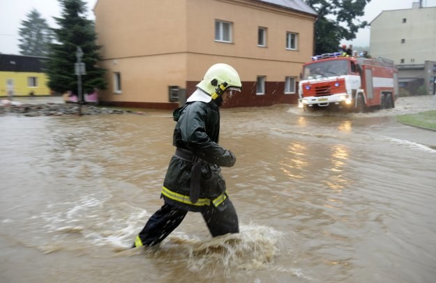 100 mln zł powinno wystarczyć na wypłatę strażakom rekompensat za nadgodziny /AFP