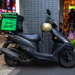 100 razy bardziej szkodliwe niż auta. Dostawcy jedzenia porzucą skutery?