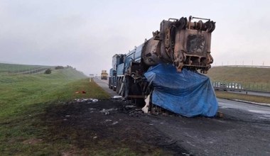 100-tonowy gigant spłonął na A1. Ma dziewięć osi i dwa potężne silniki Diesla