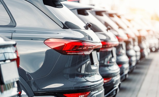 100 tys. nowych aut czeka na nabywców. Dostępne od ręki, z dużymi rabatami