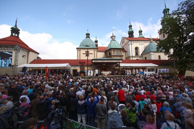 100 tys. wiernych przysłuchiwało się słowom arcybiskupa //Łukasz Gągulski /PAP/EPA