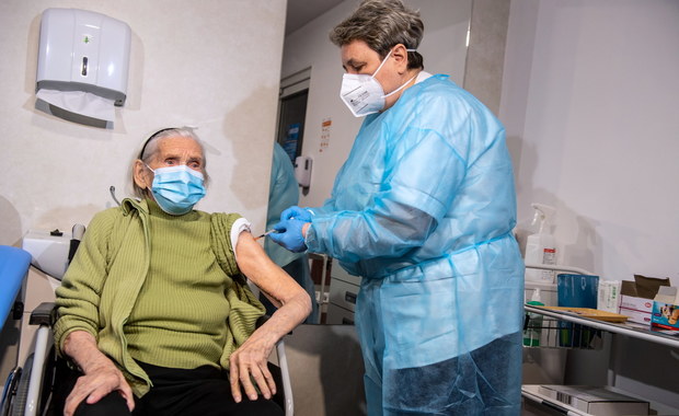 102-letnia Helena Kaczmarek przyjęła szczepionkę przeciw Covid-19. "Trzeba dbać o siebie"