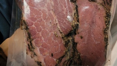 103 kg wędlin w walizkach podróżnych z Izraela