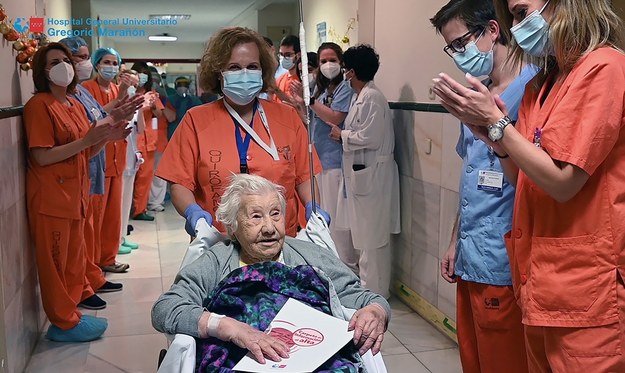 104-latka pokonała Covid-19 po leczeniu w szpitalu w Madrycie /foto. Gregorio Maranon Hospital  /PAP/EPA