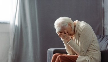 105-latka odebrała tylko telefon. Zapakowała oszczędności w koperty i wyrzuciła przez okno