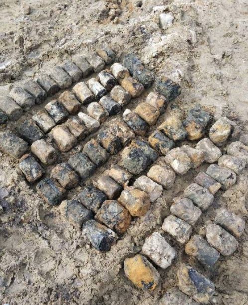 106 min przeciwpiechotnych znaleziono podczas prac ziemnych przy budowie na Błoniach w Tarnowie /KMP w Tarnowie /Policja