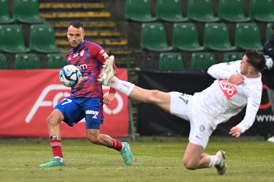 11.02.2024. Zawodnik Warty Poznań Tomas Prikryl (P) i Jakub Myszor (L) z Rakowa Częstochowa podczas meczu 20. kolejki piłkarskiej Ekstraklasy /Jakub Kaczmarczyk /PAP