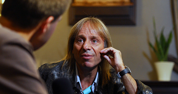 11.09.2011 r.: Alain Robert rozmawia z dziennikarzem INTERIA.PL /fot. M. Strojny /