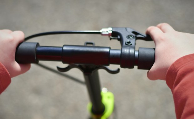 11-latek pędził na hulajnodze drogą krajową. Takiego finału nie przewidział