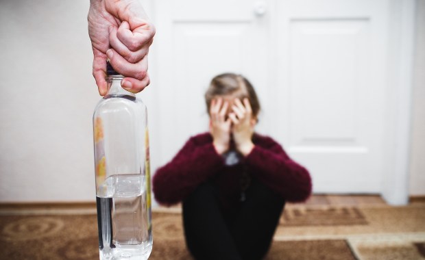 11-latka pod opieką pijanej matki. Dziewczynka w pogotowiu socjalnym 