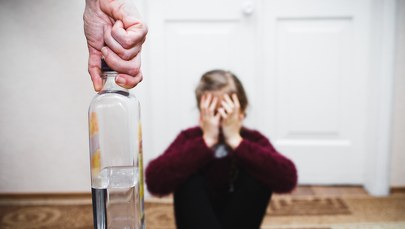 11-latka pod opieką pijanej matki. Dziewczynka w pogotowiu socjalnym 