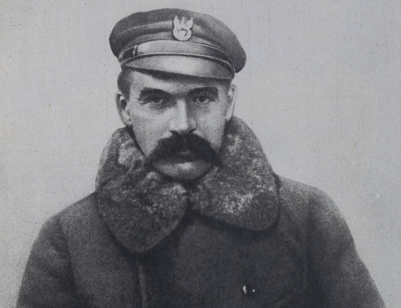 11 listopada 1918 roku Rada Regencyjna przekazała Józefowi Piłsudskiemu władzę wojskową i naczelne dowództwo podległych jej wojsk polskich /reprodukcja Piotr Mecik /Agencja FORUM