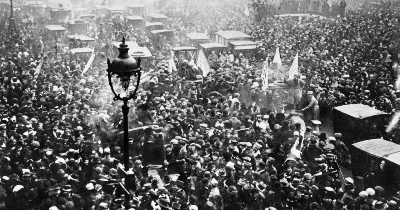 11 listopada 1918 roku w Paryżu. Tłum wiwatuje z okazji zakończenia wojny /STR /AFP
