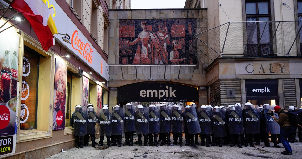 11 listopada 2020 r. przed budynkiem rozegrała się "bitwa pod Empikiem" /NurPhoto via AFP / NurPhoto / Jaap Arriens /AFP