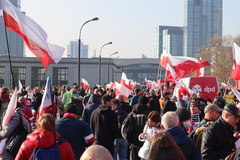 11 listopada. Przy Rondzie Dmowskiego gromadzą się pierwsi uczestnicy Marszu Niepodległości