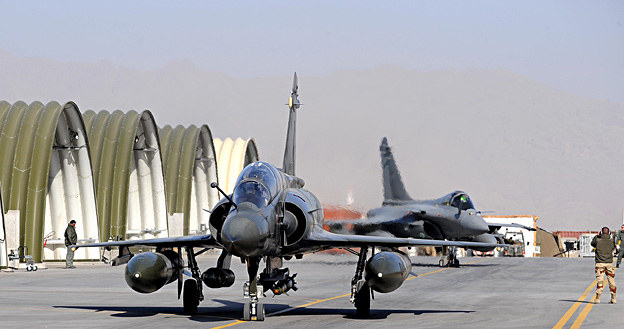 11 lutego 2008 r.: Francuskie myśliwce Mirage i Rafale przygotowują się do startu w Kandaharze /AFP