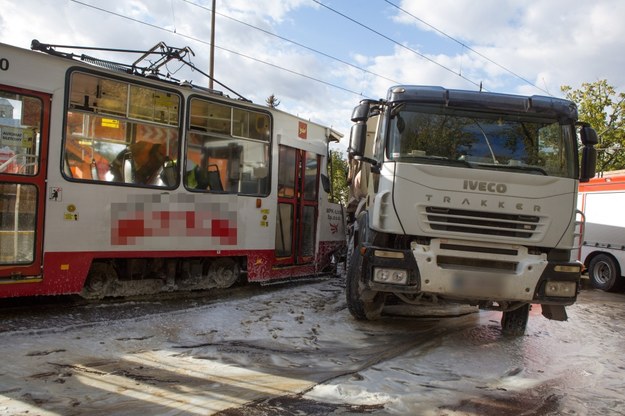 11 osób odniosło obrażenia w wypadku tramwaju i samochodu ciężarowego na skrzyżowaniu ulic Zgierskiej i Świętej Teresy w Łodzi. /Grzegorz Michałowski /PAP