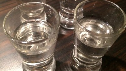 11 osób zmarło po wypiciu podrabianej wódki. Za kieliszek płaciło się równowartość 70 groszy